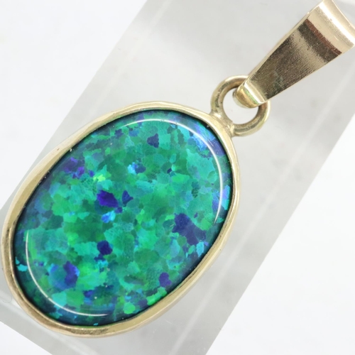 64 - 9ct gold and synthetic black opal pendant, H: 35 mm, 3.3g. UK P&P Group 0 (£6+VAT for the first lot ... 