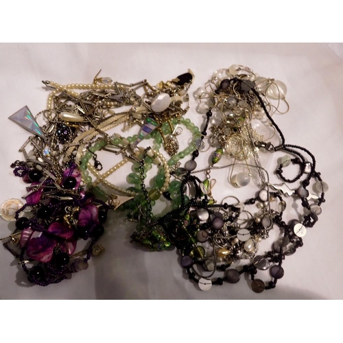 1059 - Quantity of mixed beaded costume jewellery. UK P&P Group 1 (£16+VAT for the first lot and £2+VAT for... 