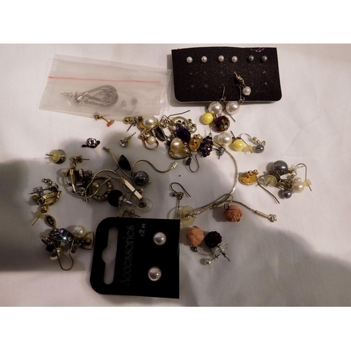 1061 - Quantity of mixed costume jewellery earrings. UK P&P Group 1 (£16+VAT for the first lot and £2+VAT f... 