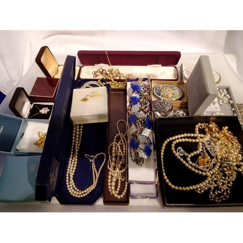 1093 - Tray of mixed costume jewellery. UK P&P Group 2 (£20+VAT for the first lot and £4+VAT for subsequent... 