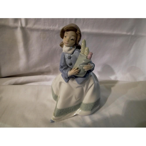 1195 - Nao by Lladro figurine of a girl with bread. Not available for in-house P&P