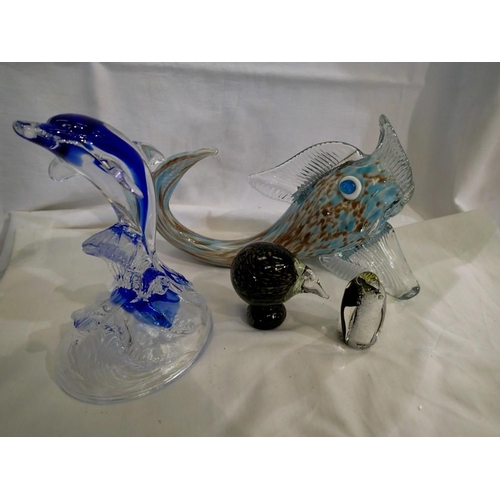 1203 - Murano glass fish, a crystal dolphin and two glass birds. Not available for in-house P&P