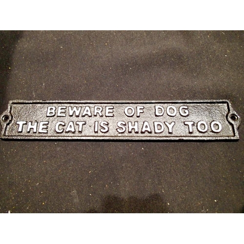 1351 - Cast iron Beware of dog the cat is shady too plaque. W:30cm. UK P&P Group 1 (£16+VAT for the first l... 