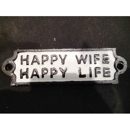 1420 - Cast iron Happy wife happy life sign. W:15cm. UK P&P Group 1 (£16+VAT for the first lot and £2+VAT f... 