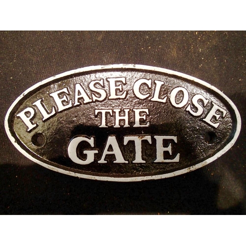 1422 - Cast iron Please Close The Gate sign. W:30cm. UK P&P Group 1 (£16+VAT for the first lot and £2+VAT f... 