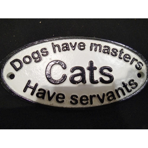 1424 - Cast iron Dogs Have Masters Cats Have Servants sign. W:15cm. UK P&P Group 1 (£16+VAT for the first l... 