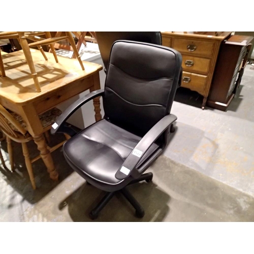 1522 - Black faux leather office chair. Not available for in-house P&P