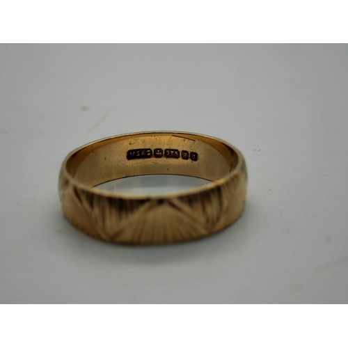 60 - 9ct gold band ring, size M, 2.3g. UK P&P Group 0 (£6+VAT for the first lot and £1+VAT for subsequent... 