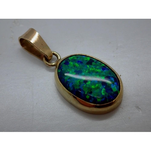 64 - 9ct gold and synthetic black opal pendant, H: 35 mm, 3.3g. UK P&P Group 0 (£6+VAT for the first lot ... 