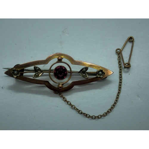 112 - 9ct gold brooch set with amethyst and seed pearl with safety chain, L: 41 mm, 2.5g. UK P&P Group 0 (... 