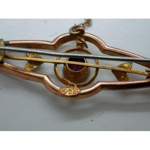 112 - 9ct gold brooch set with amethyst and seed pearl with safety chain, L: 41 mm, 2.5g. UK P&P Group 0 (... 