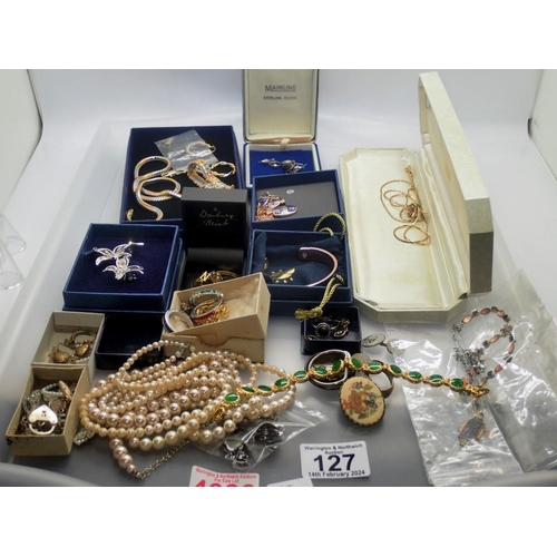 127 - Quantity of mixed costume jewellery, mostly boxed. UK P&P Group 2 (£20+VAT for the first lot and £4+... 