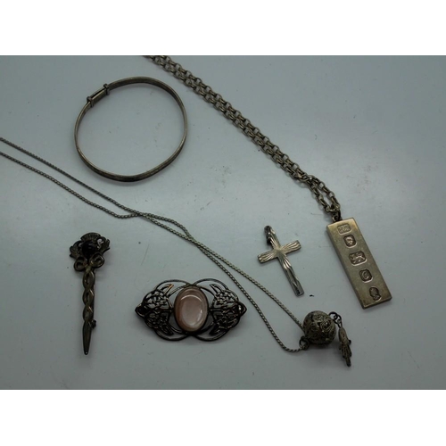 130 - Mixed silver jewellery, including a hallmarked silver ingot pendant. UK P&P Group 1 (£16+VAT for the... 