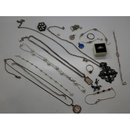 134 - Mixed costume jewellery, including silver. UK P&P Group 2 (£20+VAT for the first lot and £4+VAT for ... 