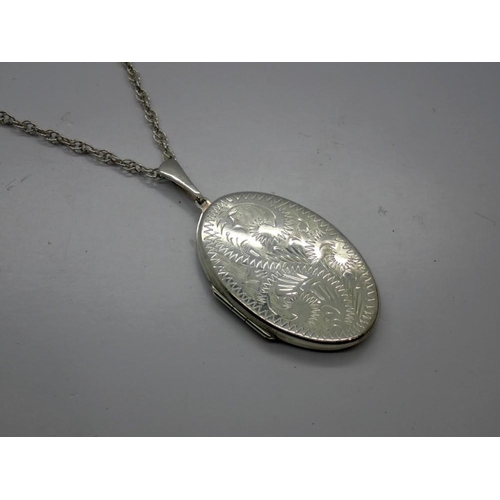 135 - 925 silver locket pendant necklace, chain L: 48 cm. UK P&P Group 1 (£16+VAT for the first lot and £2... 