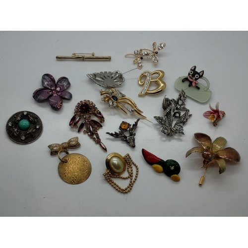 136 - Fifteen brooches including stone set examples. UK P&P Group 1 (£16+VAT for the first lot and £2+VAT ... 