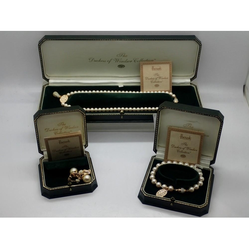 137 - Harrods Duchess of Windsor Collection pearl jewellery, to include earrings, a bracelet and a necklac... 