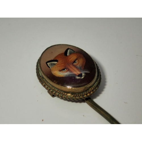 139 - Unusual rock crystal set tie pin painted with a portrait of a fox, L: 70 mm. UK P&P Group 0 (£6+VAT ... 