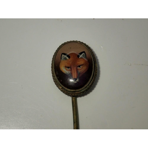 139 - Unusual rock crystal set tie pin painted with a portrait of a fox, L: 70 mm. UK P&P Group 0 (£6+VAT ... 