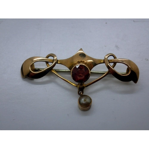 140 - 9ct gold Art Nouveau brooch stone set with pearl, L: 40 mm, 2.6g. UK P&P Group 0 (£6+VAT for the fir... 