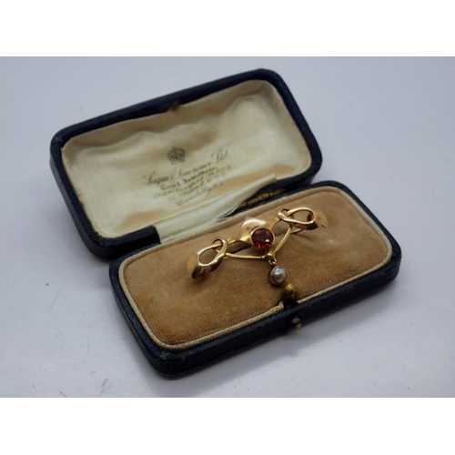 140 - 9ct gold Art Nouveau brooch stone set with pearl, L: 40 mm, 2.6g. UK P&P Group 0 (£6+VAT for the fir... 