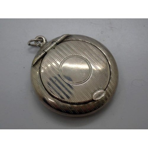 181 - Hallmarked silver rouge compact, with jump ring and gilt washed interior, D: 35 mm. UK P&P Group 1 (... 