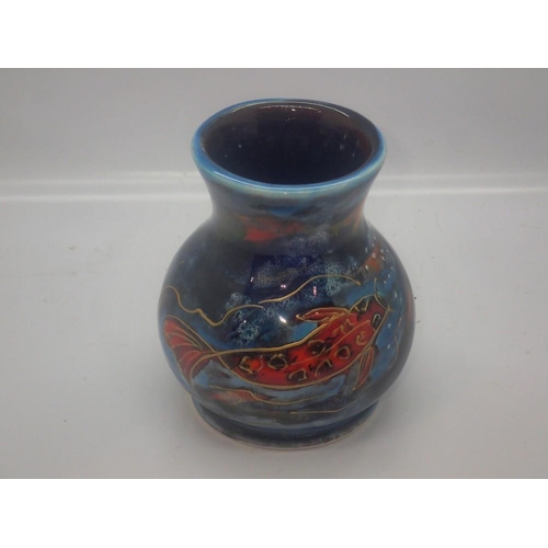 264 - Anita Harris koi carp vase, signed in gold, no cracks or chips, H: 10 cm. UK P&P Group 1 (£16+VAT fo... 