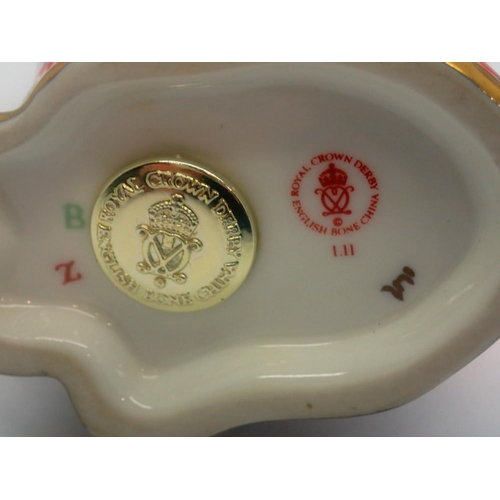 266 - Royal Crown Derby seated cat paperweight with gold stopper, no cracks or chips, H: 13 cm. UK P&P Gro... 