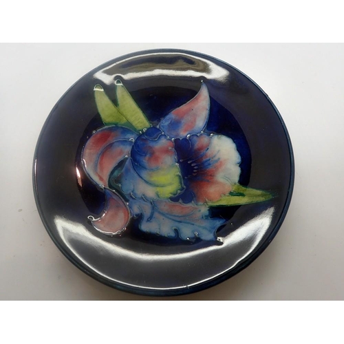 293 - Moorcroft dish in the Blue Orchid pattern, no chips or cracks, D: 11 cm. UK P&P Group 1 (£16+VAT for... 