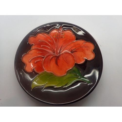 296 - Moorcroft brown pin dish in the Hibiscus pattern, no cracks or chips, D: 11 cm. UK P&P Group 1 (£16+... 