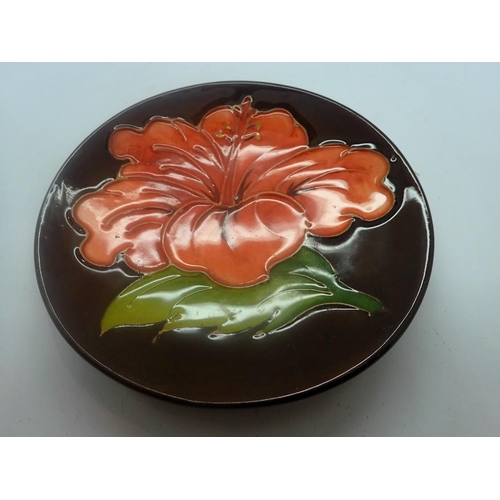 296 - Moorcroft brown pin dish in the Hibiscus pattern, no cracks or chips, D: 11 cm. UK P&P Group 1 (£16+... 