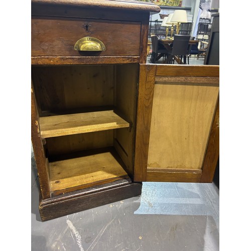 2071 - A Victorian oak twin pedestal partners desk, each side fitted with cupboards, one side with two draw... 