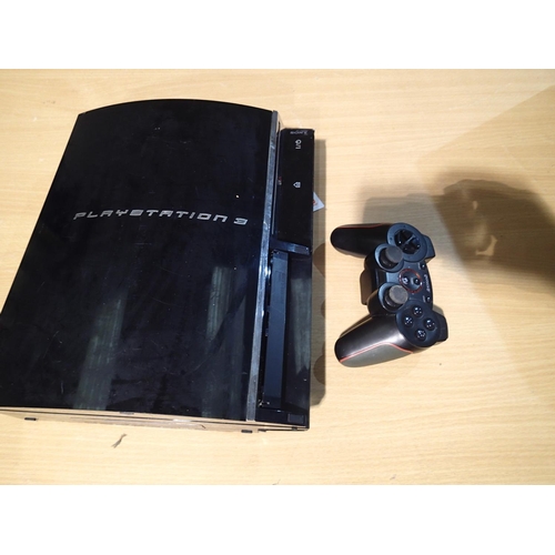 2224 - Sony PS3 fat, Giotek pad, power light comes on, some damage to casing. UK P&P Group 3 (£30+VAT for t... 