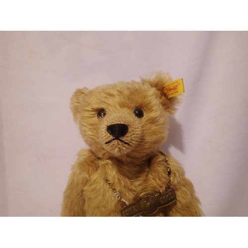 2239 - Steiff bear with jointed limbs, L: 29 cm, neck chain 1902 -2002 and linen bag. UK P&P Group 1 (£16+V... 