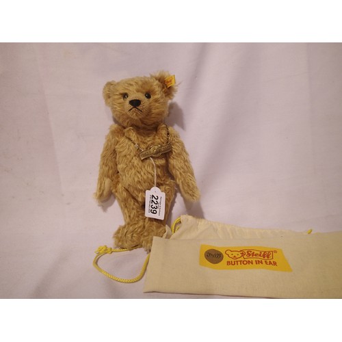 2239 - Steiff bear with jointed limbs, L: 29 cm, neck chain 1902 -2002 and linen bag. UK P&P Group 1 (£16+V... 