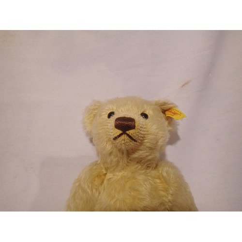 2240 - Steiff bear with jointed limbs, L: 28 cm and growler. UK P&P Group 1 (£16+VAT for the first lot and ... 