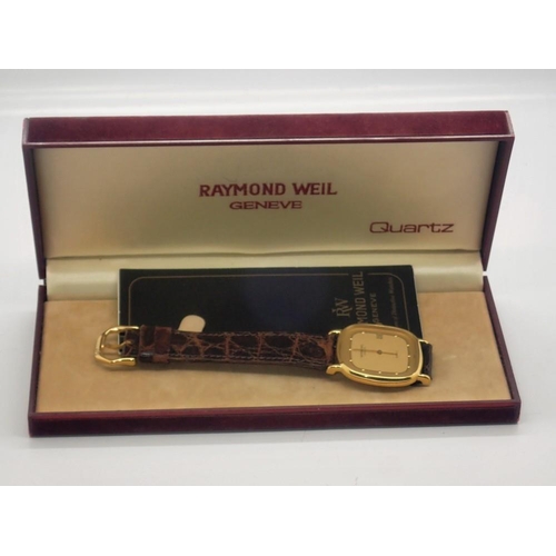 155 - RAYMOND WEIL: Geneve gents quartz wristwatch in an 18ct gold electroplated case with date aperture o... 