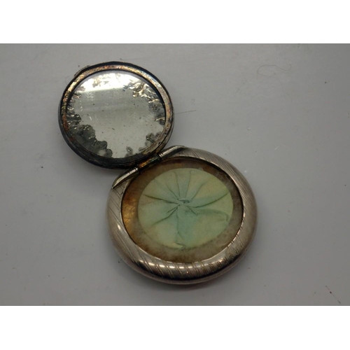 175 - Hallmarked silver rouge compact, with jump ring and gilt washed interior, D: 35 mm. UK P&P Group 1 (... 