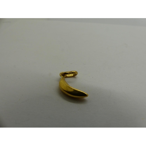 101 - 18ct gold banana form pendant, H: 25 mm, 0.9g. UK P&P Group 0 (£6+VAT for the first lot and £1+VAT f... 