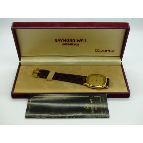 155 - RAYMOND WEIL: Geneve gents quartz wristwatch in an 18ct gold electroplated case with date aperture o... 