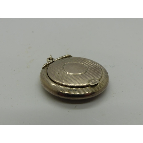 175 - Hallmarked silver rouge compact, with jump ring and gilt washed interior, D: 35 mm. UK P&P Group 1 (... 