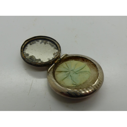 175 - Hallmarked silver rouge compact, with jump ring and gilt washed interior, D: 35 mm. UK P&P Group 1 (... 