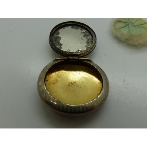 175 - Hallmarked silver rouge compact, with jump ring and gilt washed interior, D: 35 mm. UK P&P Group 1 (... 