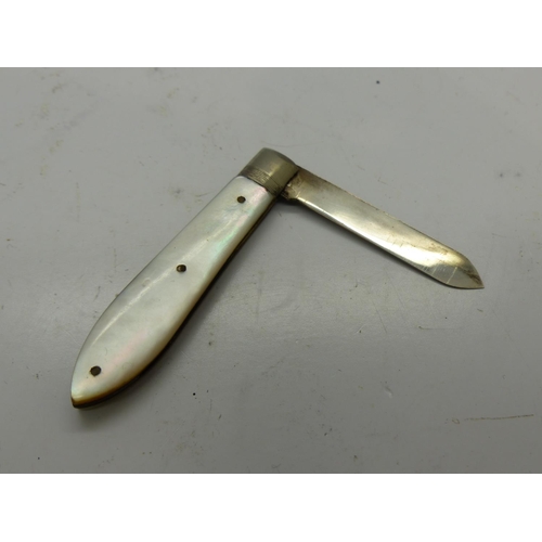 216 - Hallmarked silver bladed fruit knife with mother of pearl handle, Sheffield assay. UK P&P Group 1 (£... 