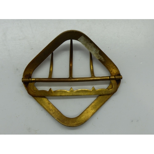 225 - Yellow metal and red enamelled buckle, L: 60 mm. UK P&P Group 1 (£16+VAT for the first lot and £2+VA... 