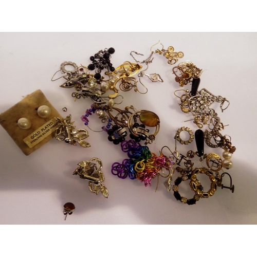 1066 - Mixed earrings, including silver examples. UK P&P Group 1 (£16+VAT for the first lot and £2+VAT for ... 