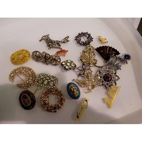 1069 - Mixed costume jewellery, mainly brooches. UK P&P Group 1 (£16+VAT for the first lot and £2+VAT for s... 