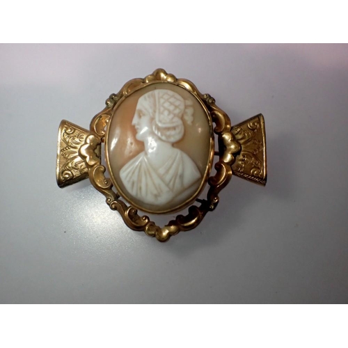 1072 - Victorian yellow metal cameo brooch. UK P&P Group 1 (£16+VAT for the first lot and £2+VAT for subseq... 