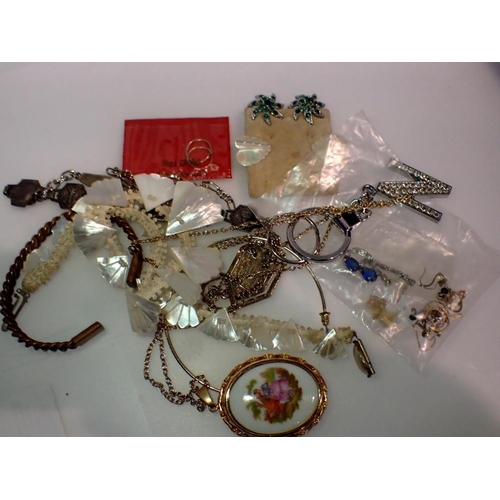 1078 - Mixed costume jewellery. UK P&P Group 1 (£16+VAT for the first lot and £2+VAT for subsequent lots)