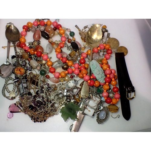 1079 - Quantity of mixed costume jewellery. UK P&P Group 1 (£16+VAT for the first lot and £2+VAT for subseq... 